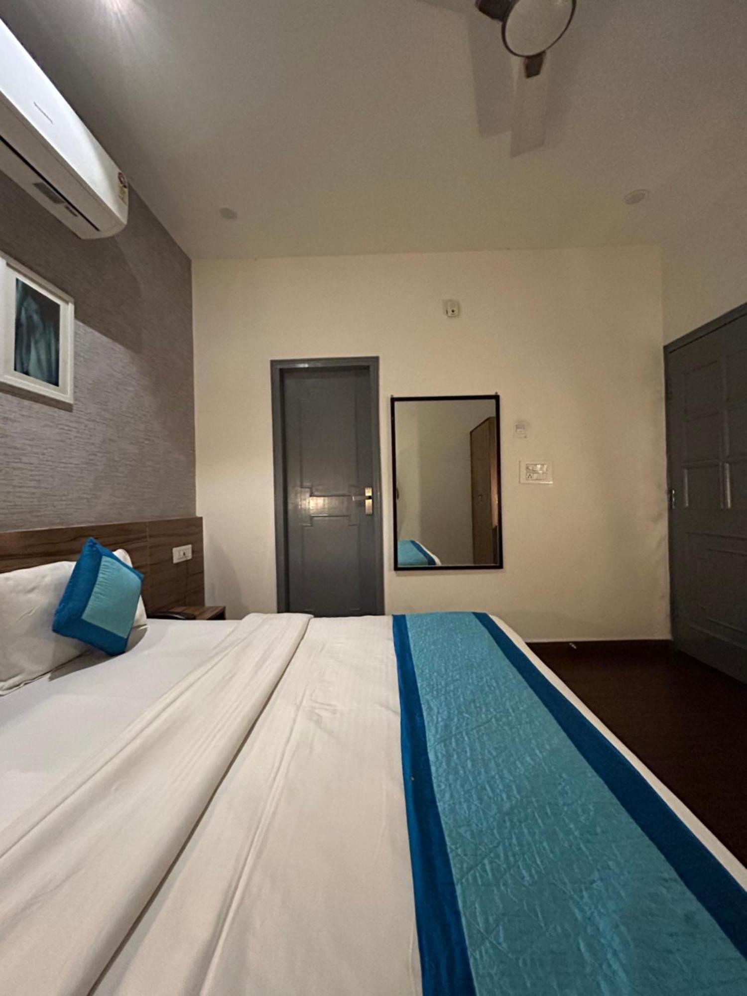 Gallivanto Inn - Rohini Дели Экстерьер фото